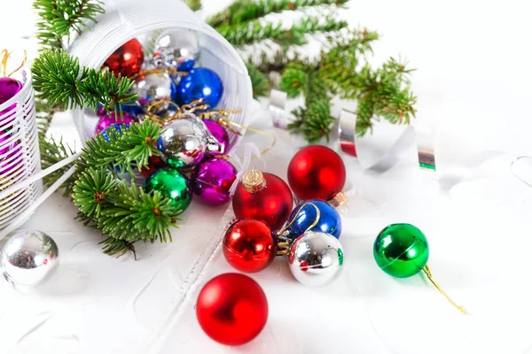 Noel baubles dekorasyon beyaz arka plan — Stok fotoğraf