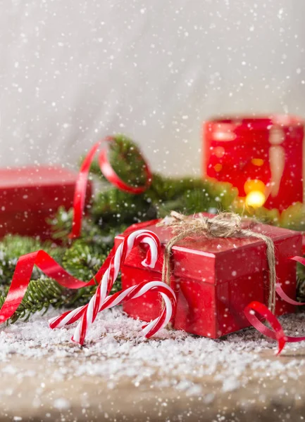 Rote Geschenkschachtel, Kerzenuhr Schnee Weihnachten — Stockfoto