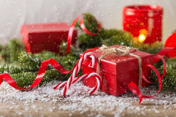 Caja de regalo roja, reloj de vela nieve Navidad —  Fotos de Stock