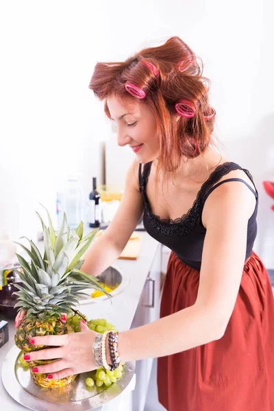 Genç güzel kadın ev kadını curlers saç ile pişirme — Stok fotoğraf