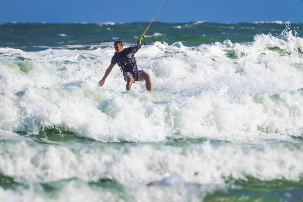 年轻的竞技人在海上冲浪风筝 — 图库照片