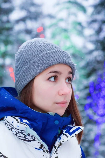 Glückliche Winterfrauen im Park Schnee Weihnachtsbeleuchtung — Stockfoto