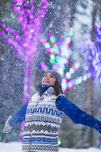 Glückliche Winterfrauen im Park Schnee Weihnachtsbeleuchtung — Stockfoto