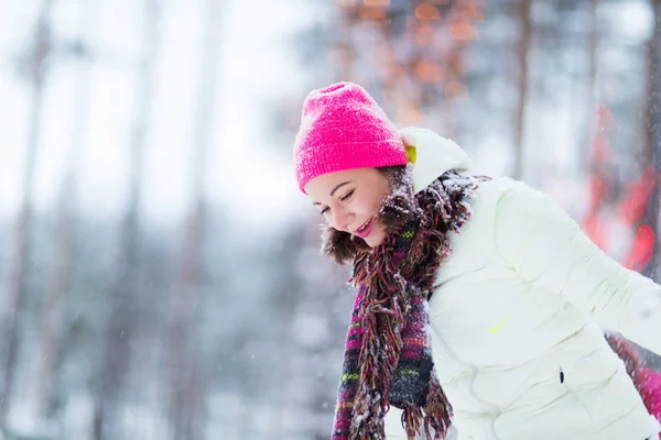 Happy winter vrouwen in park sneeuw Kerstverlichting — Stockfoto