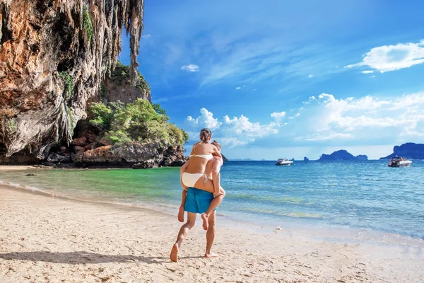 Mutlu çift aşk erkek arkadaşı denizde taşıma