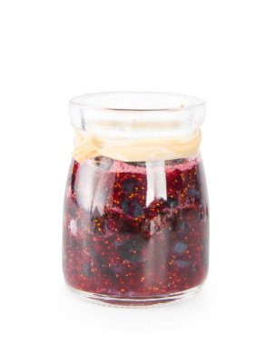 Beyaz arka plan üzerinde yaban mersini ev yapımı reçel