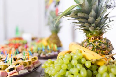 Masadaki taze meyveler.