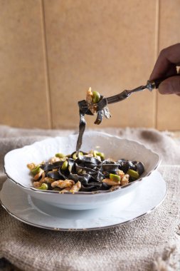 Siyah mürekkep makarna tavuk ve yeşil zeytin ile