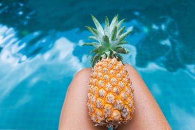 Taze sarı ananas tropik meyve yaz kadın Havuzu
