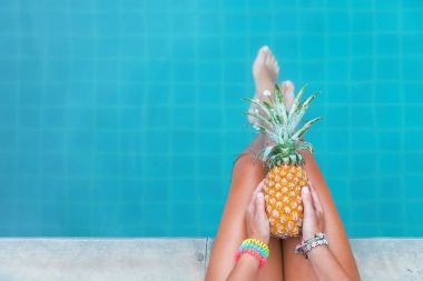 Ananas Meyve Yüzme Havuzu tropikal egzotik kavramı yakınındaki tutan ince kadın