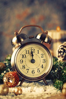 Yılbaşı yeni yıl için geri sayım. Saat ve topları ve FIR spr