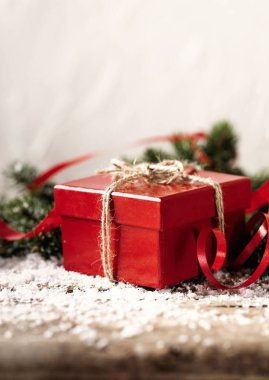 Ahşap arka plan Christmas yeni yıl com üzerinde kırmızı mevcut hediye kutusu