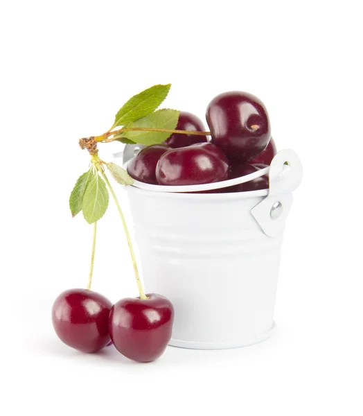 Вишневые ягоды в корзине на белом — стоковое фото