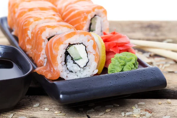 Rollos de sushi de salmón —  Fotos de Stock