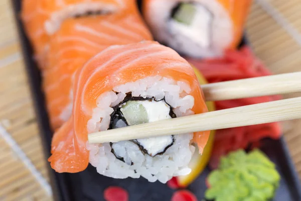 Losos sushi rolky — Stock fotografie