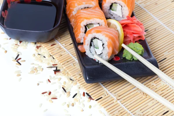 Rollos de sushi de salmón —  Fotos de Stock