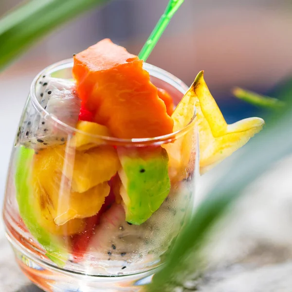 Copo de salada de frutas exóticas tropicais — Fotografia de Stock