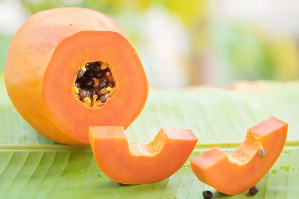 Papaya egzotycznych tropikalnych owoców i szkła słoik z koktajl shake j — Zdjęcie stockowe
