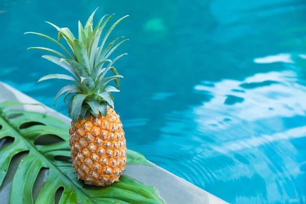 Fresco amarillo piña fruta tropical refresco de verano cerca de la piscina — Foto de Stock