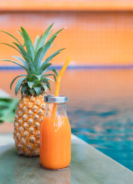 Färska gula ananas tropic sommaren förfriskning fruktsmoothie — Stockfoto