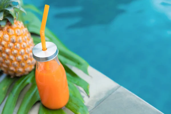 Batido fresco de refresco de verano de fruta tropical de piña amarilla — Foto de Stock