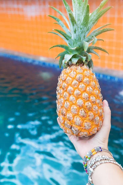 Verse gele ananas tropic fruit zomer in vrouw handen carryi — Stockfoto