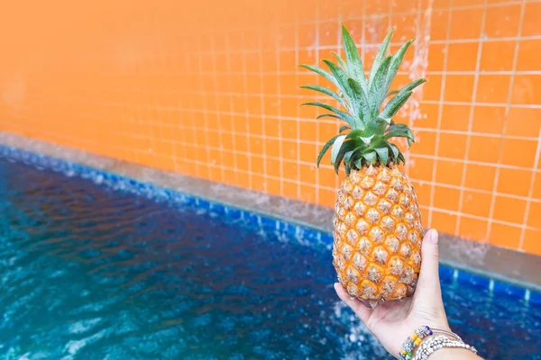 Taze sarı ananas tropik meyve yaz aylarında kadın el carryi — Stok fotoğraf