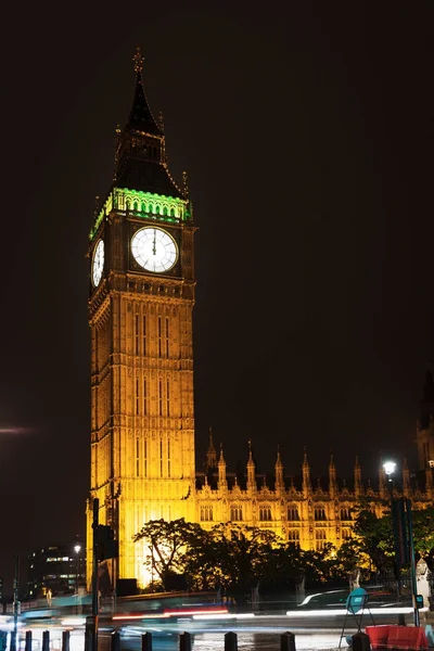 Populaire toeristische Big Ben en huizen van Parlament in nachtverlichting — Stockfoto