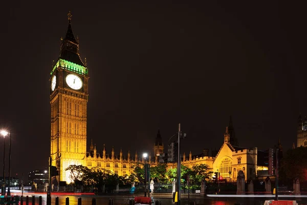 Populärt turistmål Big Ben och Houses av Parlament i nattlampor — Stockfoto