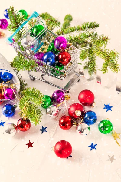 Boules de Noël pour la décoration sur fond blanc — Photo