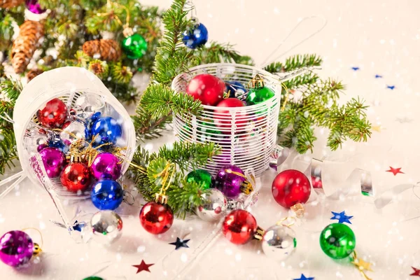 Palle di Natale per la decorazione su sfondo bianco — Foto Stock