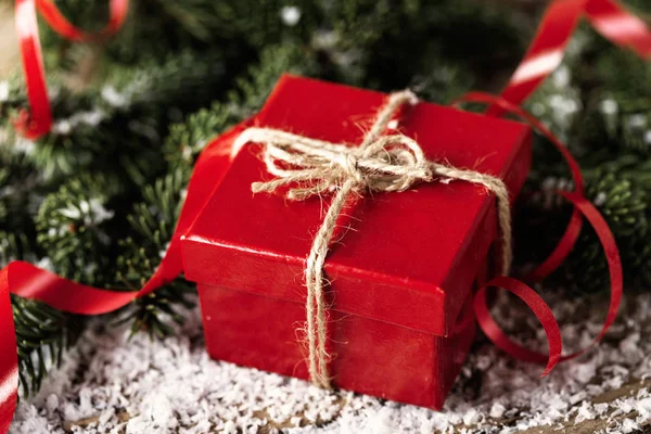 Regalo rosso scatola regalo su sfondo di legno Natale Capodanno com — Foto Stock