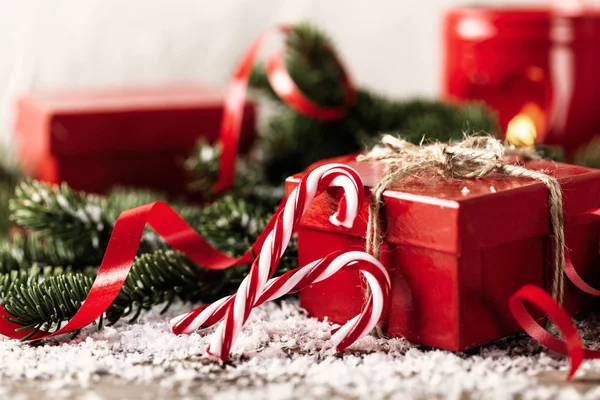 Червоний присутній подарунковій коробці на фоні дерев'яні Різдво новорічні ком — стокове фото