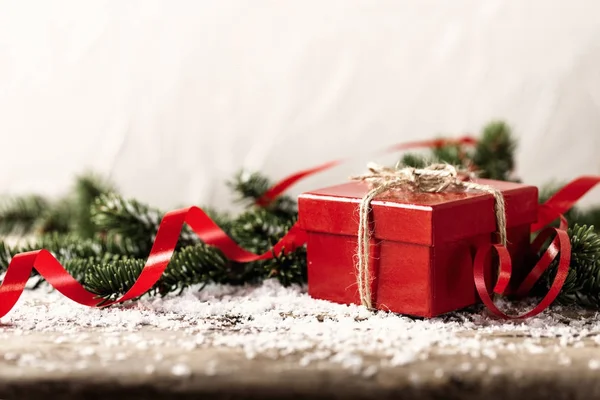 Rot Geschenk-Box auf hölzernem Hintergrund Weihnachten Neujahr com — Stockfoto