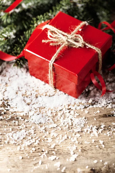 Regalo rosso scatola regalo su sfondo di legno Natale Capodanno com — Foto Stock