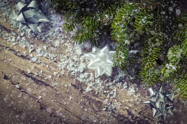 Balení luky s vánoční stromeček na dřevo — Stock fotografie