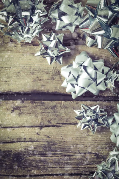 Regalo regalo regalo arcos sobre fondo de madera Navidad Nueva Y — Foto de Stock