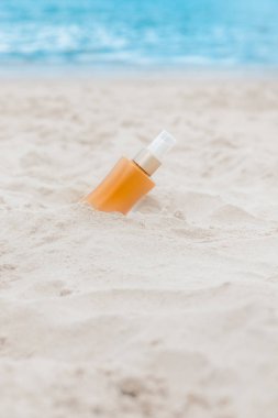 Güneş koruyucu güneş kremi spf krem deniz kum plaj yaz Dönencesi üzerinde