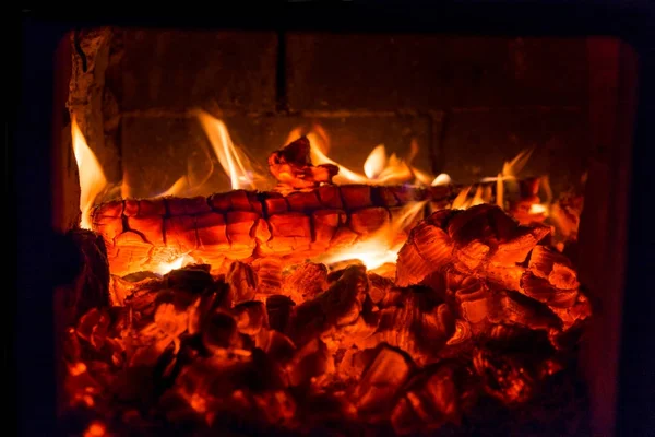 Fogo e carvão em forno de lareira — Fotografia de Stock