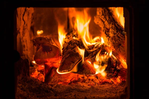 Fogo e carvão em forno de lareira — Fotografia de Stock