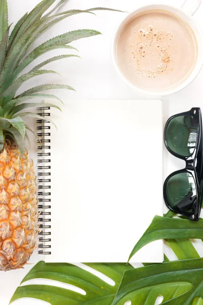 Gafas de sol bodegón de concepto botánico de verano vista superior tropical — Foto de Stock