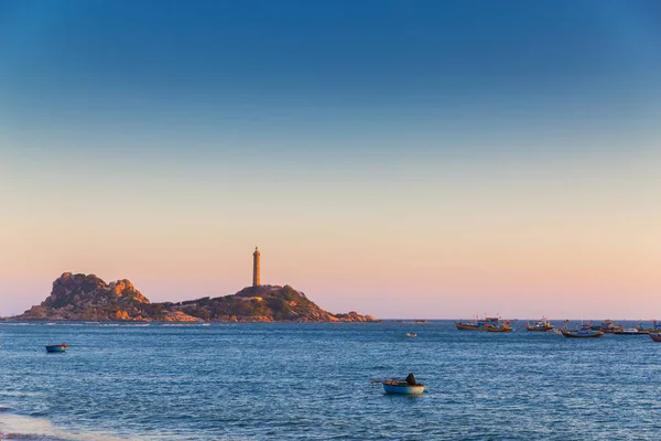 Vietnam Mui Ne villaggio barche da pesca e navi in luce del tramonto — Foto Stock