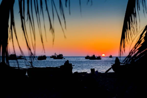 Vietnam Mui Ne barcos de pesca de la aldea y barcos en la luz del atardecer — Foto de Stock