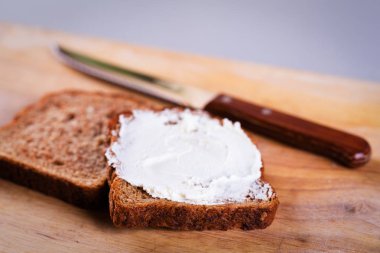 Yemek taze ev yapımı ızgara tavuk sandviç ahşap üzerine