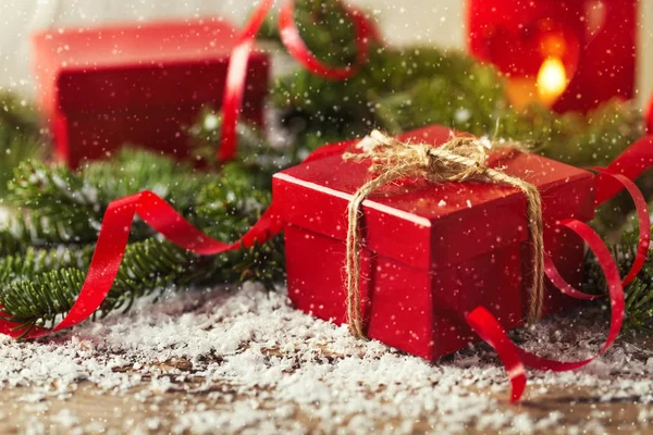 Rot Geschenk-Box auf hölzernem Hintergrund Weihnachten Neujahr com — Stockfoto