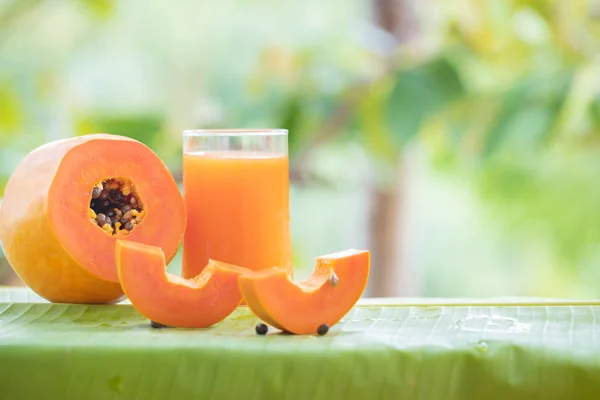 Tropiska exotisk papaya frukt och glas burk med smoothie skaka j — Stockfoto
