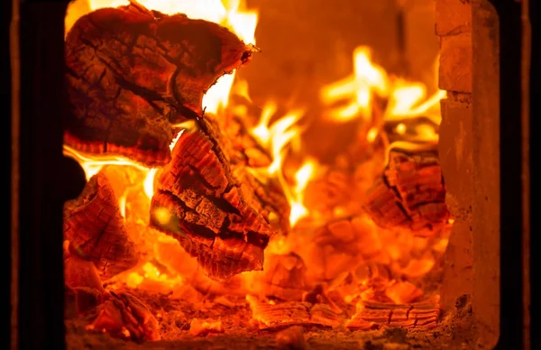 Fuego y carbones en horno de chimenea —  Fotos de Stock