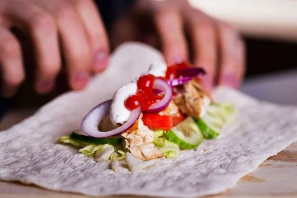 Vaření čerstvou domácí kuřecí zábal tortilla — Stock fotografie