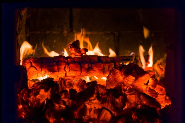 Fuego y carbones en horno de chimenea —  Fotos de Stock