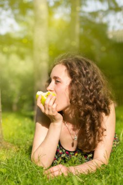 Genç güzel kadın yeme elma alan